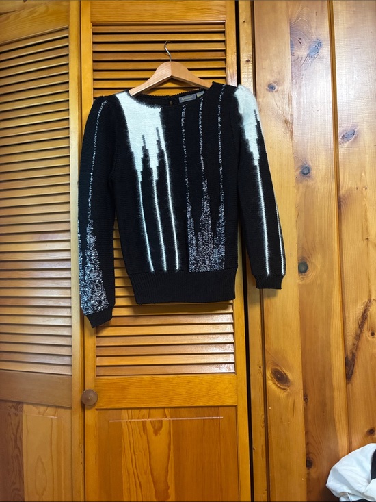 Epitome Sweaters - Women’s Black & White Abstract Crewneck Sweater length 23” pit to pit 17”